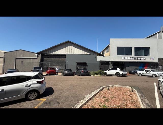 1,100M² WAREHOUSE TO LET IN WINDERMERE